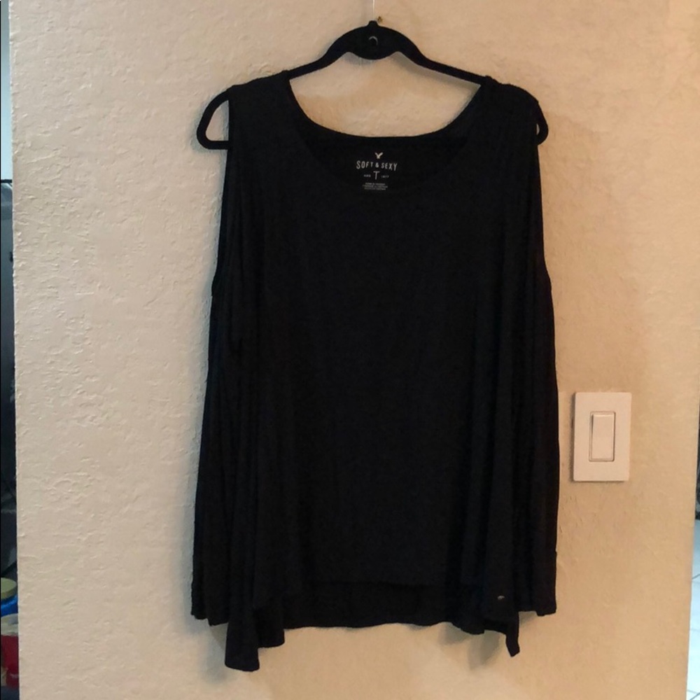Peek-a-boo shoulder long sleeve tee